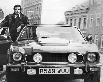 La decimoquinta película correspondiente a la saga de James Bond y la primera en protagonizar Timothy Dalton como el agente del MI6 James Bond, esta vez con el Aston Martin V8 Vantage en 1987.