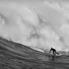 Vídeos de acción del día: de las olas gigantes de Meñakoz a saltos en una piscina helada