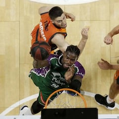 Un gran San Emeterio voltea al Unicaja y habrá tercer partido