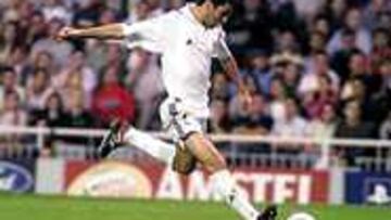 ASÍ FUE EL 701. Raúl se plantó ante De Wilde, cuando el portero salía, y le hizo una dulce vaselina.