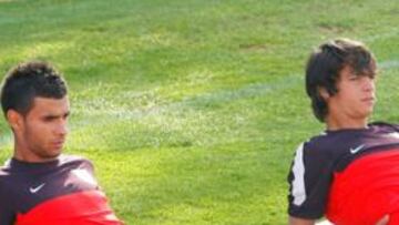 <b>PROTAGONISTAS. </b>Kader y Óliver, juntos, en un entrenamiento con el equipo rojiblanco. Su presencia no pasó inadvertida en el Ciutat de Valencia.