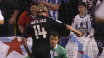 <b>JUGADA DE GENIO. </b>Momento en el que Guti le da el taconazo a Benzema, en el minuto 39.