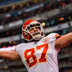 Travis Kelce luce playera del América en reunión de los Chiefs