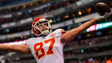 Travis Kelce luce playera del Am&eacute;rica en reuni&oacute;n de los Chiefs