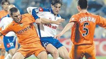 <b>ABRIÓ EL MARCADOR. </b>Generelo, en la imagen disputando un balón con Fabio Aurelio y Marchena, hizo el 1-0 para el Zaragoza.