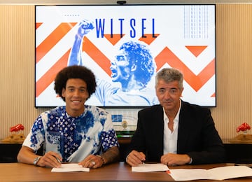 ¿Sabías que Axel Witsel fue amenazado de muerte y sancionado con ocho partidos y 2.500 euros? Fue durante el clásico entre el Standard de Lieja y el Anderlecht cuando Witsel realizó una brutal entrada al jugador rival Wasilewski, causándole una doble fractura de tibia y peroné. La dirección del Standard de Lieja aseguró que ha recibido correos electrónicos procedentes de aficionados polacos y del Anderlecht que contienen amenazas de muerte a Witsel. El nuevo fichaje del Atlético de Madrid fue nombrado mejor jugador belga joven del año en el 2008. Su ídolo siempre ha sido Zidane, donde veía los partidos en la isla caribeña de la Martinica, lugar donde procede su padre. Su figura paterna fue muy importante en el mundo del fútbol, aunque se dedicara al fútbol sala. Witsel reconoce que este deporte le ha venido bien porque para el fútbol 11, tanto el fútbol sala como la calle te ayudan mucho técnicamente.