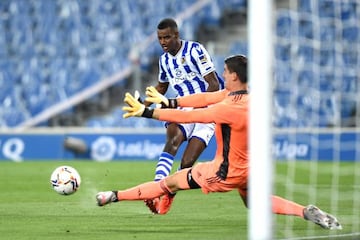 Momento en el que Courtois evita el 1-0 al sacarle a Isak un remate de gol con su pierna izquierda.