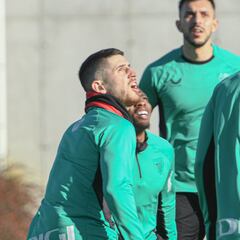 Nico Williams y Yuri Berchiche dosifican antes del envite ante el Viktoria Plzen
