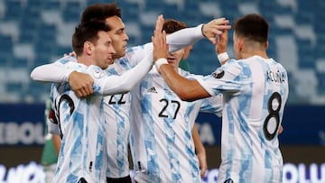 AME8911. CUIB&Aacute; (BRASIL), 28/06/2021.- Lautaro Mart&iacute;nez (c) de Argentina celebra un gol con Lionel Messi, Julian &Aacute;lvarez y Marcos Acu&ntilde;a hoy, en un partido del grupo A entre Bolivia y Argentina de la Copa Am&eacute;rica en el estadio Arena Pantanal en Cuiab&aacute; (Brasil). EFE/Sebastiao Moreira