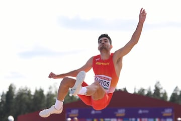 Compañero de entrenamiento de Cáceres en el grupo de Juan Carlos Álvarez, es el futuro. Con 21 años, Héctor Santos ha saltado 8,19 y fue plata europea Sub-23. En Doha debuta en unos Mundiales y lo hará a lo grande. Es de Huelva 