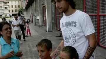 <b>SERIO. </b>Amorebieta posa con dos niños apenas cinco minutos después de reunirse con García Macua.