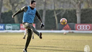 Carlos Bacca regresa a pr&aacute;cticas con el Milan de Italia 