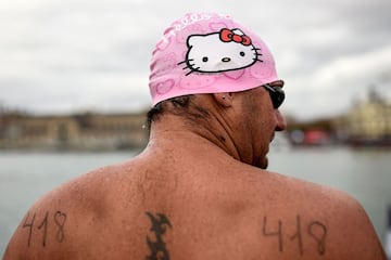 A participant sporting a "Hello Kitty" swim cap waits for taking part in the 108th edition of the 'Copa Nadal' (Christmas Cup) swimming competition in Barcelona's Port Vell on December 25, 2017.  
The traditional 200-meter Christmas swimming race gathered more than 300 participants on Barcelona's old harbour.   / AFP PHOTO / Josep LAGO