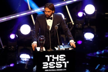 Reynald Pedros después de ganar el premio al mejor entrenador de un equipo femenino.