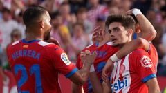 GIRONA, 28/05/2023.- El defensa del Girona, Miguel Gutierrez (d), celebra con sus compañeros el primer gol del equipo catalán durante el encuentro correspondiente a la jornada 37 de Primera División que disputan hoy domingo frente al Betis en el estadio de Montilivi, en Girona. EFE / David Borrat.
