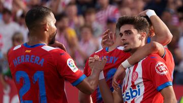 GIRONA, 28/05/2023.- El defensa del Girona, Miguel Gutierrez (d), celebra con sus compañeros el primer gol del equipo catalán durante el encuentro correspondiente a la jornada 37 de Primera División que disputan hoy domingo frente al Betis en el estadio de Montilivi, en Girona. EFE / David Borrat.
