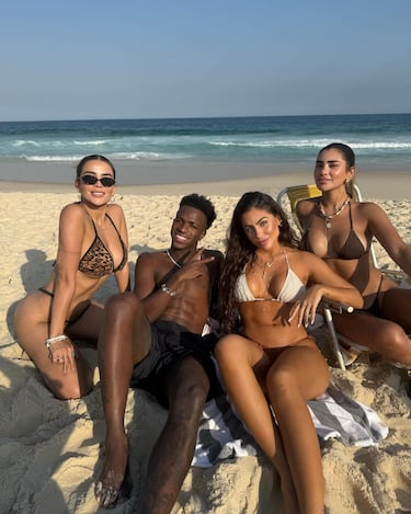 Vinicius Jr hits the beach with friends: the rich and famous on vacation