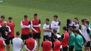 <b>CONCIENCIADOS. </b>Paco Jémez aleccionó ayer a sus jugadores.