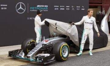 Lewis Hamilton y Nico Rosberg durante la presentación hoy en Montmeló (Barcelona) del nuevo híbrido W07 con el que la escudería pretende defender su liderazgo.