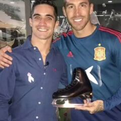 Sergio Ramos recibe la visita y regalo sorpresa de Javier Fernández