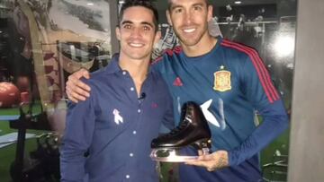 Sergio Ramos recibe la visita y regalo sorpresa de Javier Fernández en su concentración con España.