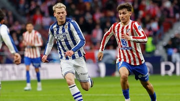 MADRID, 07/03/2026.- El centrocampista del Atlético de Madrid Rodrigo Mendoza (d) controla el balón ante Orri Oskarsson, de la Real Sociedad, durante el partido de la jornada 27 de Liga que disputan este sábado Atlético de Madrid y Real Sociedad en el estadio Metropolitano de Madrid. EFE/Mariscal