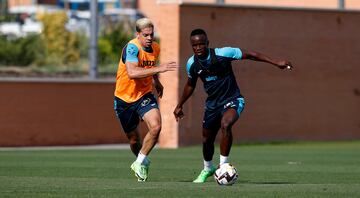 Mejías, en un entrenamiento con Cissé a principios de temporada. 