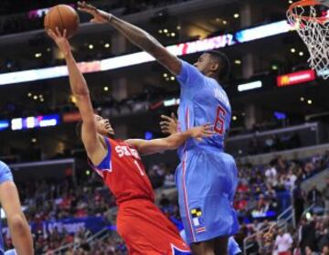 DeAndre Jordan (Los Angeles Clippers) trata de taponar el tiro de Michael Carter-Williams (Philadelphia 76ers).