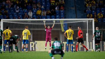Pombo le revienta la siesta a Las Palmas