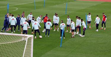 El grupo de jugadores esperan las órdenes para ejercitarse.

