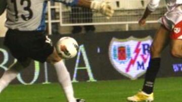 <b>DEFINITIVO. </b>Tamudo marcó así, de disparo cruzado el sugundo tanto del Rayo, con el que el equipo vallecano finiquitó el partido.