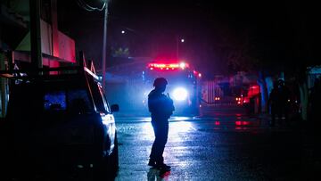CULIACÁN, SINALOA, 08ENERO2025.- La tarde del miércoles 8 de enero, la casa de los padres del famoso youtuber Markitos Toys, ubicada en la colonia Barrancos de Culiacán, fue atacada con armas largas y granadas, causando explosiones y daños significativos. Los portones de la vivienda quedaron destrozados y humo salía del segundo piso. Bomberos y elementos de la Policía Estatal Preventiva (PEP) acudieron al lugar para controlar la situación. Afortunadamente, no se reportaron personas lesionadas. FOTO: JOSÉ BETANZOS ZÁRATE/CUARTOSCURO.COM