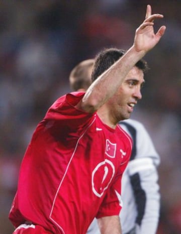 El jugador turco ha jugado 38 partidos marcando 22 goles desde su debut en la Eurocopa de 1996.  