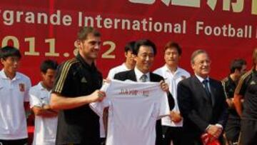 <b>INAGURACIÓN. </b>El Madrid acompañó ayer al Guangzhou en el estreno de su nueva ciudad deportiva.