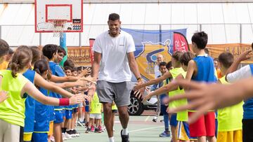 Walter Tavares en el campus escolar de baloncesto del Dreamland Gran Canaria.