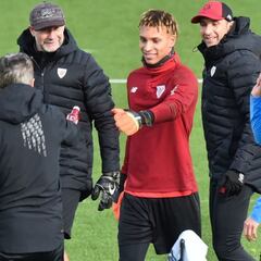 El portero colombiano Kevin Ríos se ejercita con el Athletic