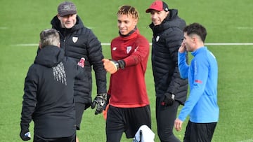 Ríos, con el cuerpo técnico del Athletic