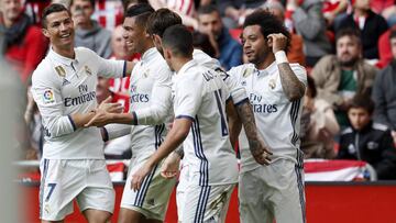 GRA395. BILBAO, 18/03/2017.- Los jugadores del Real Madrid celebran el gol de su compañero Casemiro (2i) ante el Athletic de Bilbao, el segundo del conjunto blanco, durante el partido correspondiente a la vigésimo octava jornada de LaLiga Santander disputado en el estadio de San Mamés. EFE/Luis Tejido