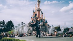 This is the famous Hollywood actor who organizes free trips to Disney theme parks for children of fallen U.S. soldiers