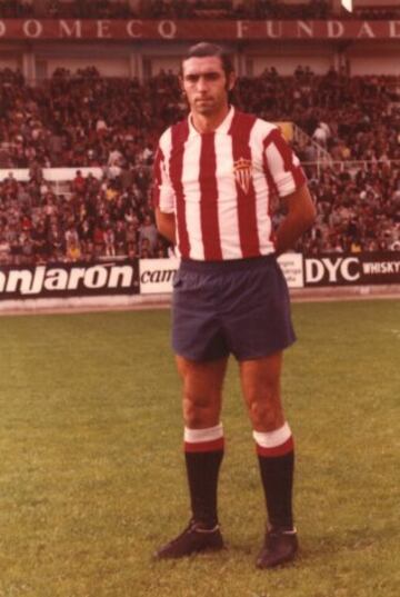 A Sporting Gijón legend. 16 seasons in Primera División, of which 12 were at the Asturians and four with Barcelona. He scored 219 goals.