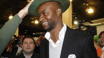 <b>DE SOMBRERO. </b>Gabino le pone la mascota a Finidi, ayer. Y la abuela Concha les escolta.