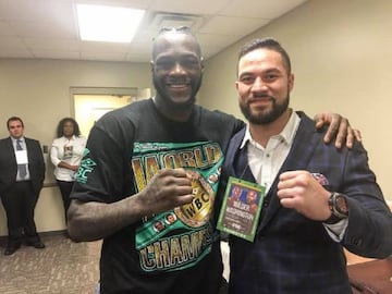 Deontay Wilder posa con Joseph Parker después de su último combate.