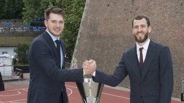 Luka Doncic y Sergio Rodríguez se saludan ante el trofeo de la Euroliga en la Final Four de Belgrado.
