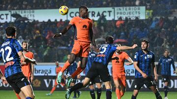 Inter Milan's French forward #09 Marcus Thuram jumps for the ball during the Italian Serie A football match between Atalanta and Inter Milan at the Gewiss Stadium in Bergamo on November 4, 2023. (Photo by Isabella BONOTTO / AFP)
