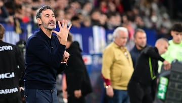 Vicente Moreno durante el partido ante el Barcelona.