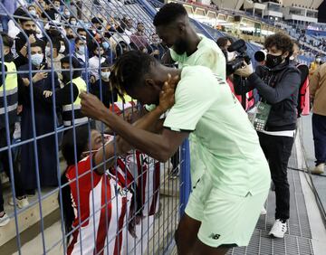 Nico Williams abraza a su madre tras finalizar el partido.