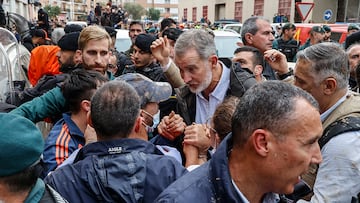 El Rey Felipe VI durante su visita a una zona afectada por la DANA, a 3 de noviembre de 2024, en Chiva, Valencia, Comunidad Valenciana (España). Los Reyes han visitado, junto al presidente del Gobierno y presidente de la Generalitat valenciana, algunas de las zonas afectadas por la DANA, que el pasado 29 de octubre arrasó la provincia de Valencia y que deja ya una cifra de más de 210 fallecidos.
03 NOVIEMBRE 2024
Rober Solsona / Europa Press
03/11/2024