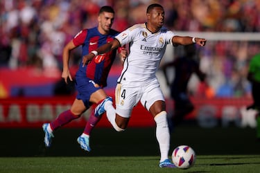 El jugador del Real Madrid, David Alaba, controla el balón ante el jugador del Barcelona, Ferran Torres. 