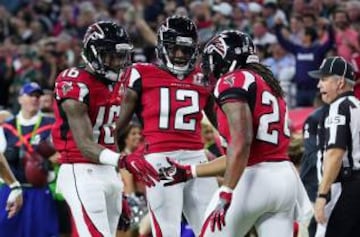 El ataque de los Falcons había encontrado los huecos en la defensa de los Patriots de manera alarmante.