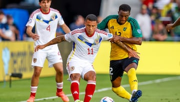 Austin (United States), 01/07/2024.- Venezuela forward Darwin Machis (L) in action against Jamaica defender Wes Harding (R) during the first half of the CONMEBOL Copa America 2024 group B match between Jamaica and Venezuela in Austin, Texas, USA, 30 June 2024. EFE/EPA/ADAM DAVIS